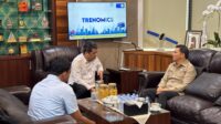 Wamendes PDT, Ahmad Reza Patria tengah bersama Wakil Bupati, Dony Lumenta kanan membahas pengembangan desa tematik di Bolmong.