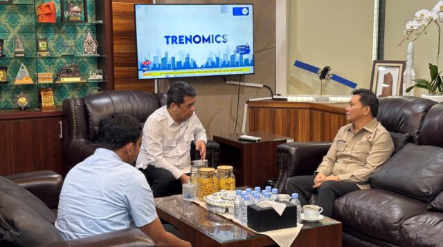 Wamendes PDT, Ahmad Reza Patria tengah bersama Wakil Bupati, Dony Lumenta kanan membahas pengembangan desa tematik di Bolmong.