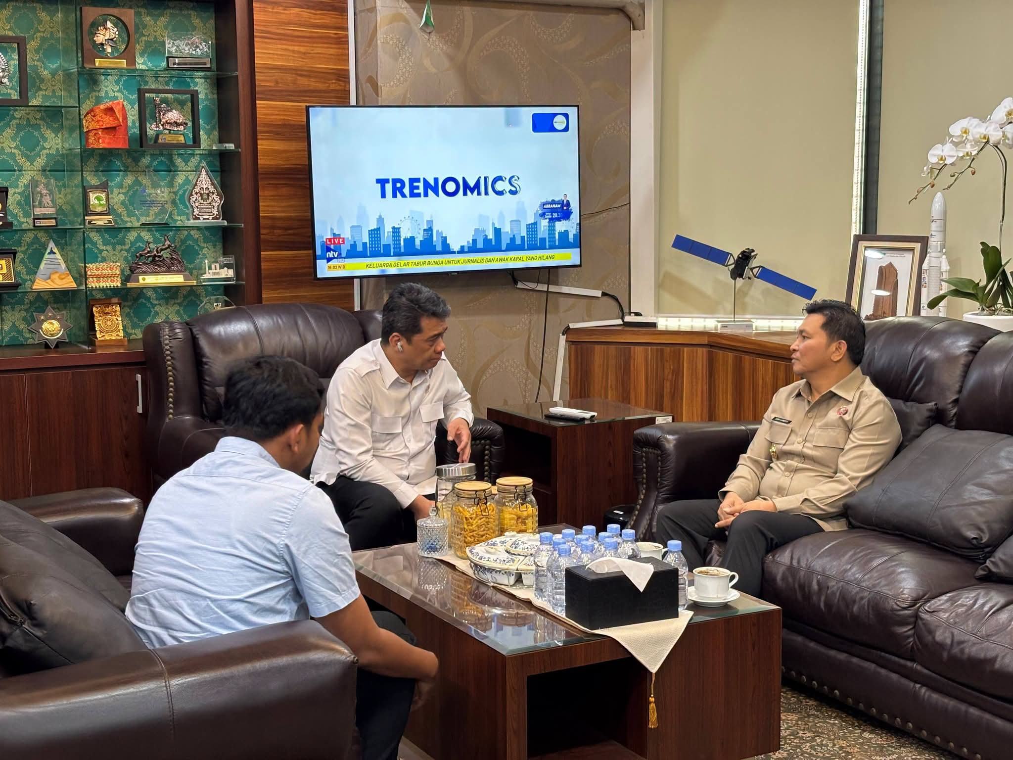 Wamendes PDT, Ahmad Reza Patria tengah bersama Wakil Bupati, Dony Lumenta kanan membahas pengembangan desa tematik di Bolmong.